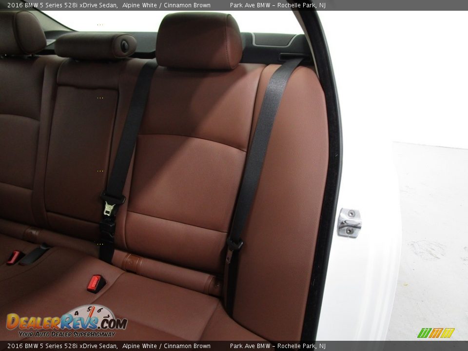 2016 BMW 5 Series 528i xDrive Sedan Alpine White / Cinnamon Brown Photo #11