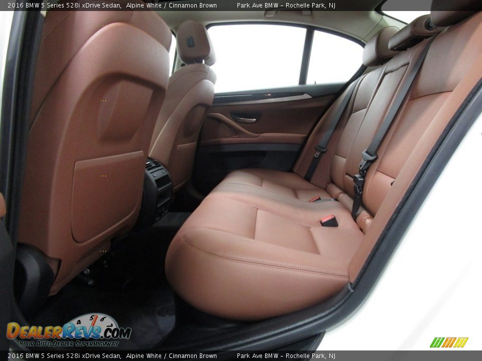 2016 BMW 5 Series 528i xDrive Sedan Alpine White / Cinnamon Brown Photo #12