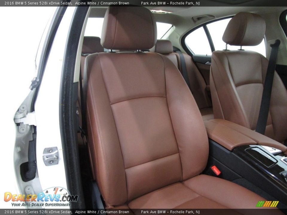 2016 BMW 5 Series 528i xDrive Sedan Alpine White / Cinnamon Brown Photo #14