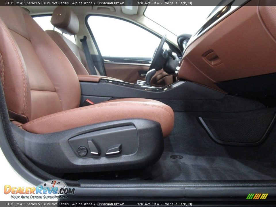 2016 BMW 5 Series 528i xDrive Sedan Alpine White / Cinnamon Brown Photo #15