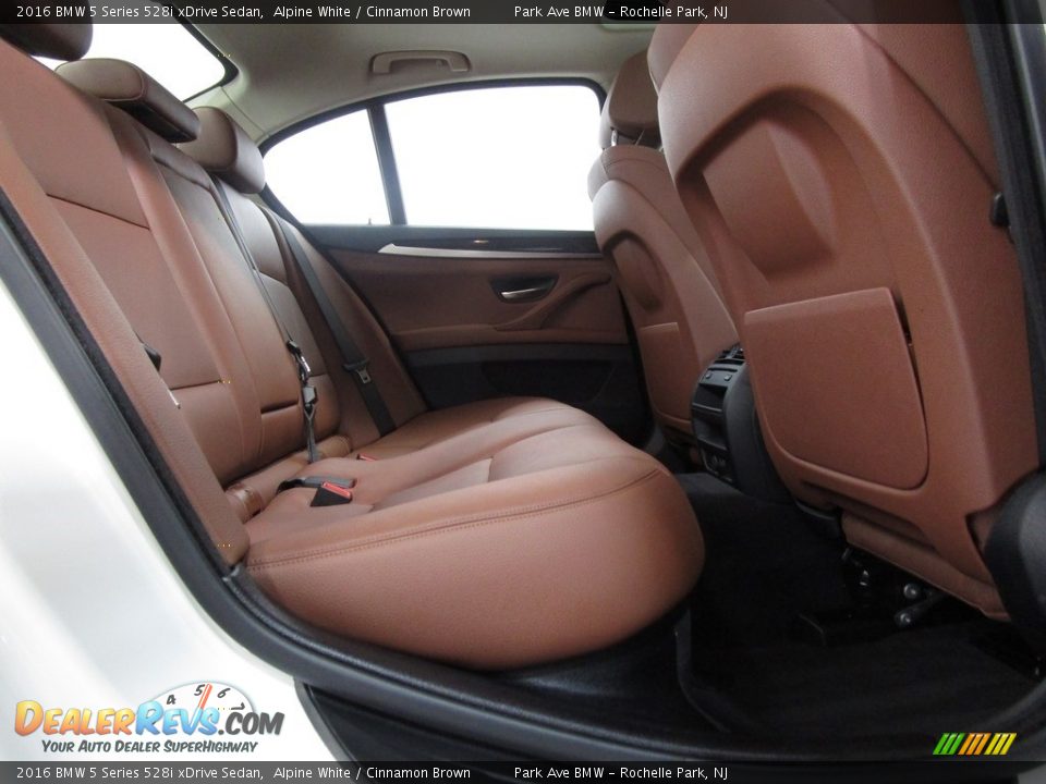 2016 BMW 5 Series 528i xDrive Sedan Alpine White / Cinnamon Brown Photo #18