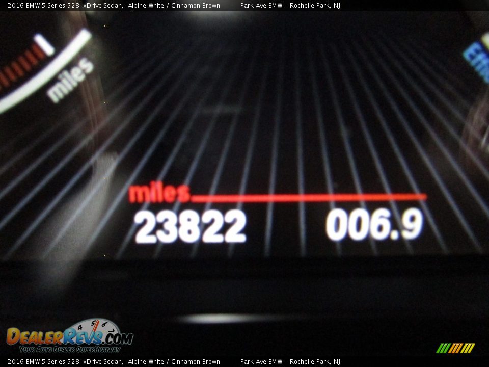 2016 BMW 5 Series 528i xDrive Sedan Alpine White / Cinnamon Brown Photo #24