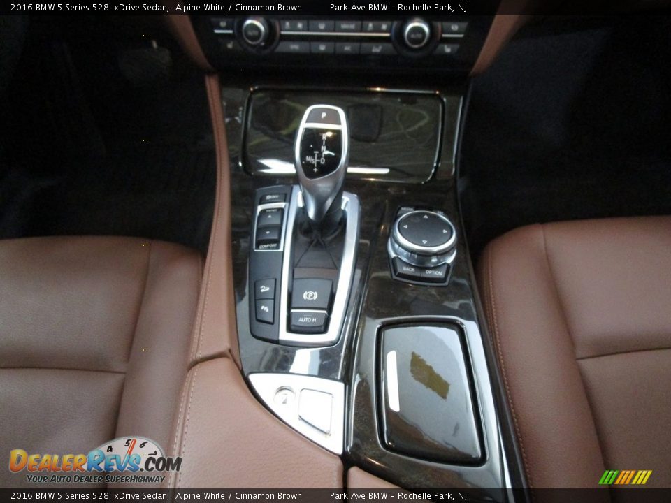 2016 BMW 5 Series 528i xDrive Sedan Alpine White / Cinnamon Brown Photo #28