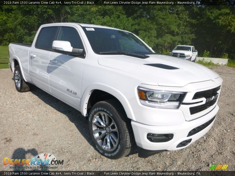 Front 3/4 View of 2019 Ram 1500 Laramie Crew Cab 4x4 Photo #7