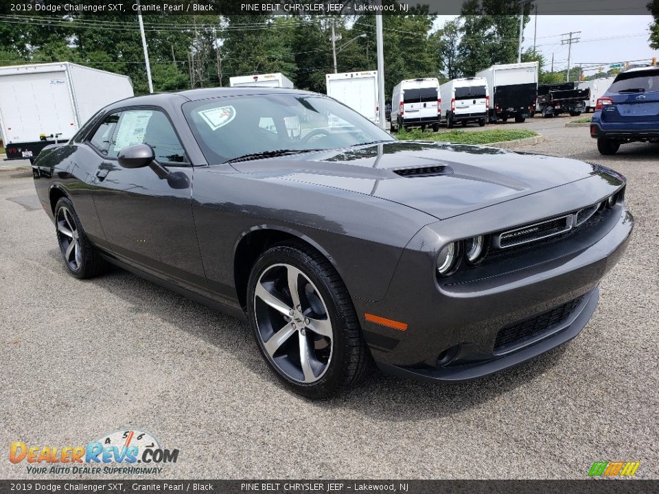 Front 3/4 View of 2019 Dodge Challenger SXT Photo #1