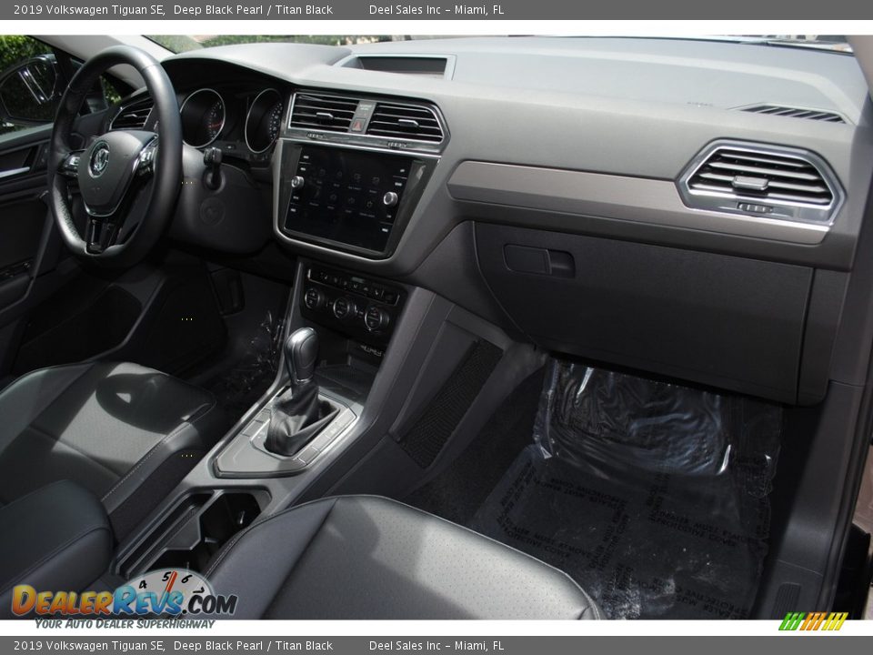 2019 Volkswagen Tiguan SE Deep Black Pearl / Titan Black Photo #16