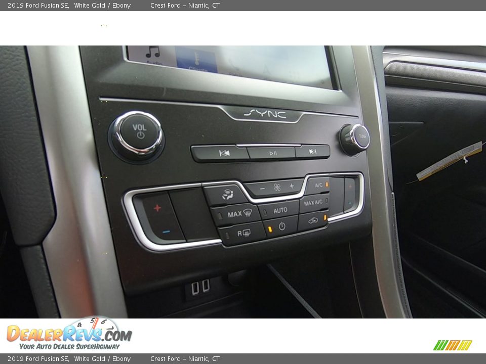 2019 Ford Fusion SE White Gold / Ebony Photo #16