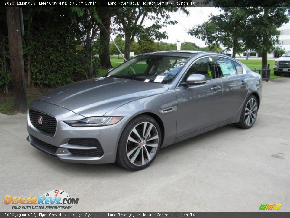 Front 3/4 View of 2020 Jaguar XE S Photo #10