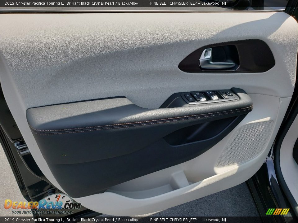 2019 Chrysler Pacifica Touring L Brilliant Black Crystal Pearl / Black/Alloy Photo #8