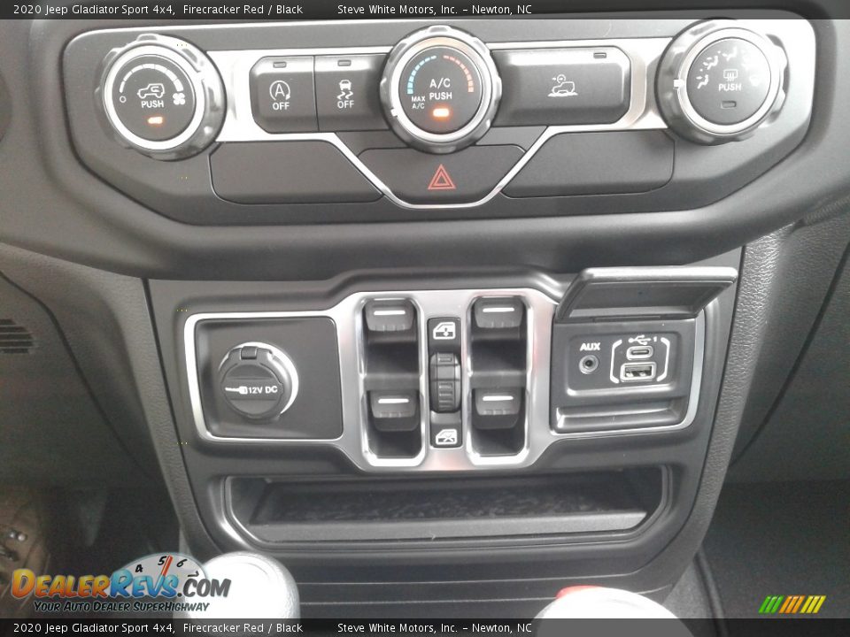 Controls of 2020 Jeep Gladiator Sport 4x4 Photo #21