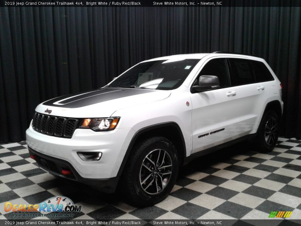 Front 3/4 View of 2019 Jeep Grand Cherokee Trailhawk 4x4 Photo #2