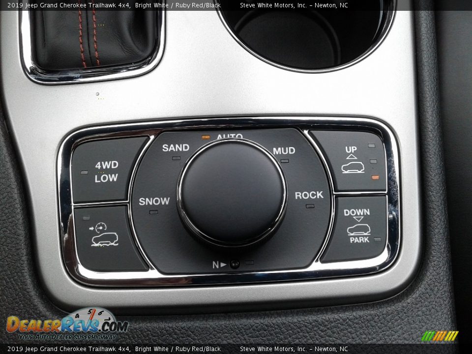 Controls of 2019 Jeep Grand Cherokee Trailhawk 4x4 Photo #31
