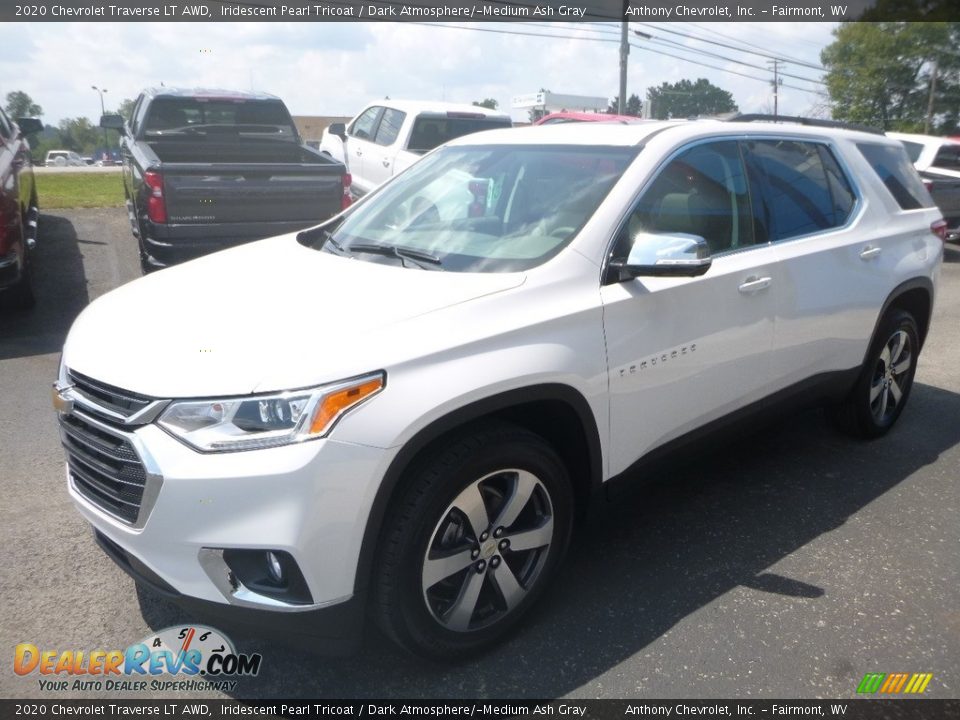 Front 3/4 View of 2020 Chevrolet Traverse LT AWD Photo #7