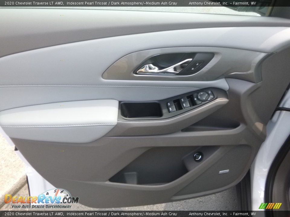 Door Panel of 2020 Chevrolet Traverse LT AWD Photo #14