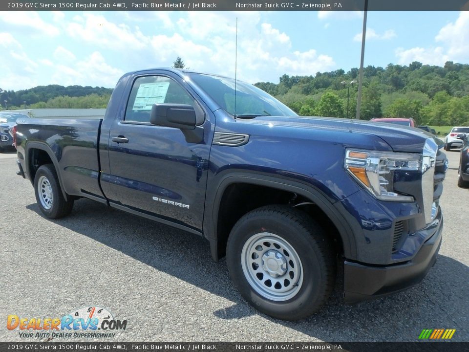 Front 3/4 View of 2019 GMC Sierra 1500 Regular Cab 4WD Photo #3