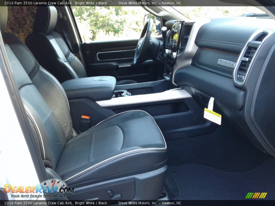 2019 Ram 3500 Laramie Crew Cab 4x4 Bright White / Black Photo #18