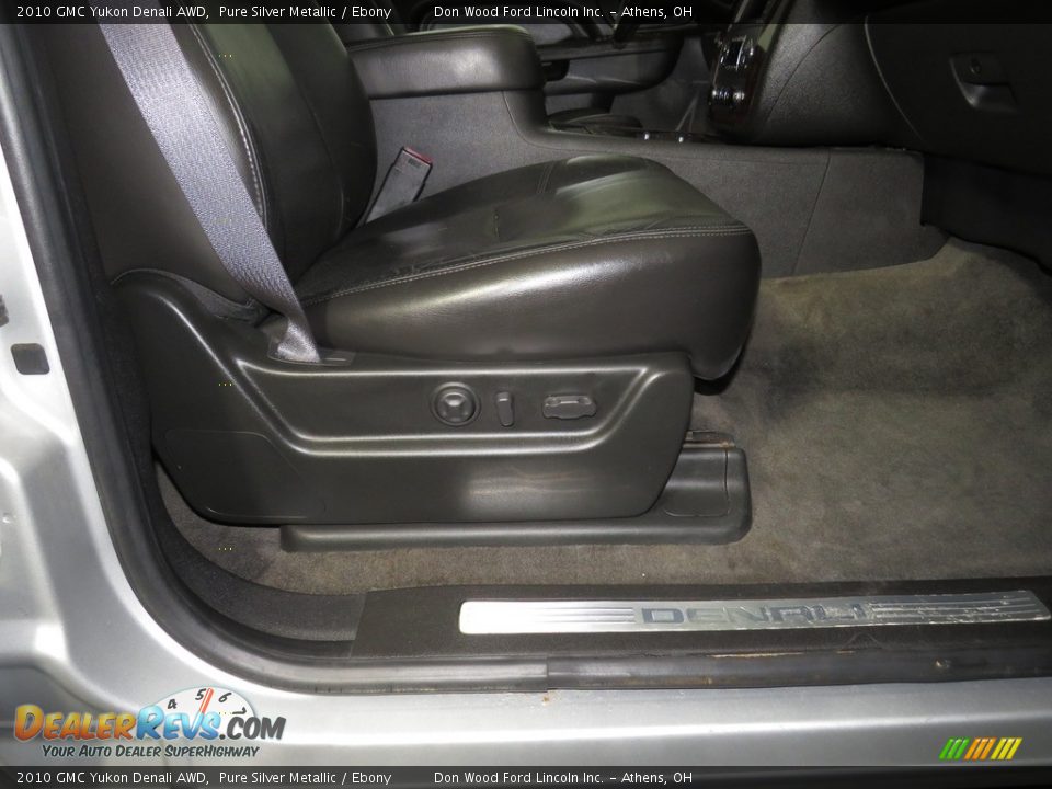 2010 GMC Yukon Denali AWD Pure Silver Metallic / Ebony Photo #30