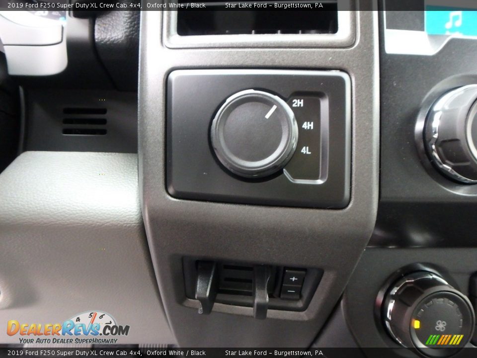 2019 Ford F250 Super Duty XL Crew Cab 4x4 Oxford White / Black Photo #17