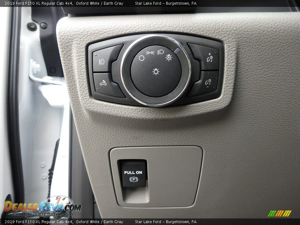 Controls of 2019 Ford F150 XL Regular Cab 4x4 Photo #15