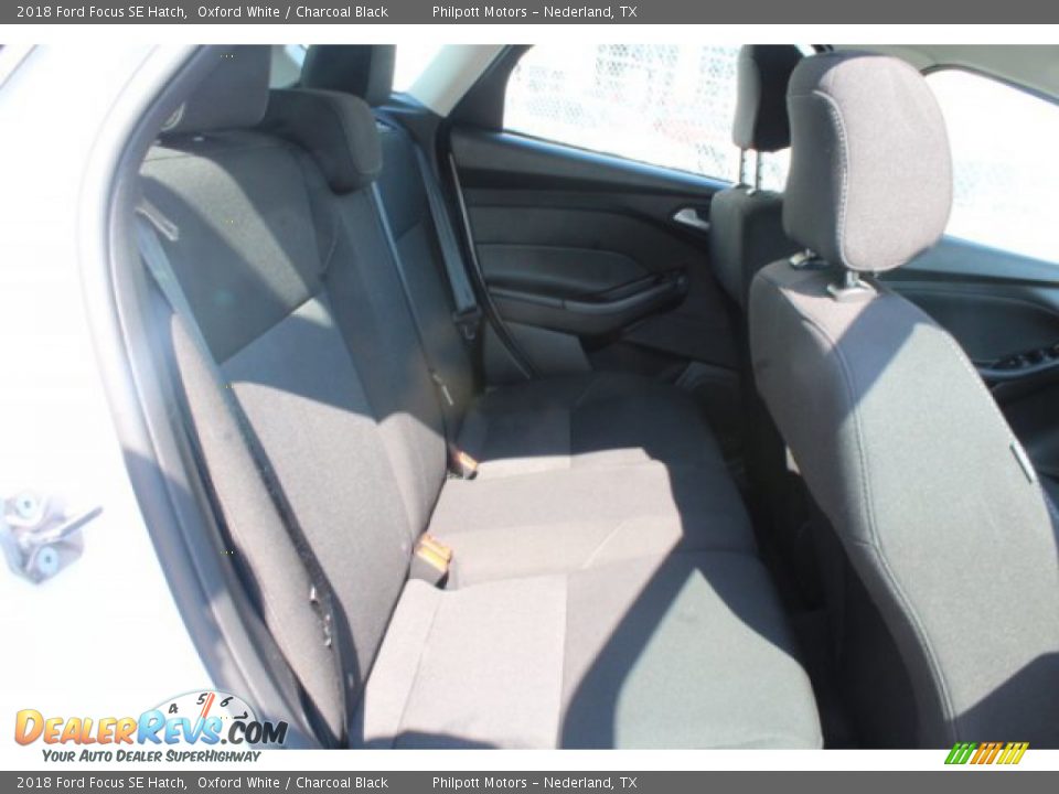 2018 Ford Focus SE Hatch Oxford White / Charcoal Black Photo #24