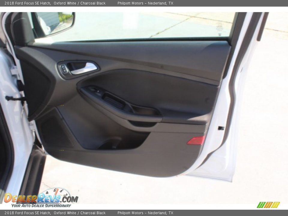 2018 Ford Focus SE Hatch Oxford White / Charcoal Black Photo #25