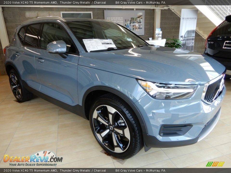 Front 3/4 View of 2020 Volvo XC40 T5 Momentum AWD Photo #1