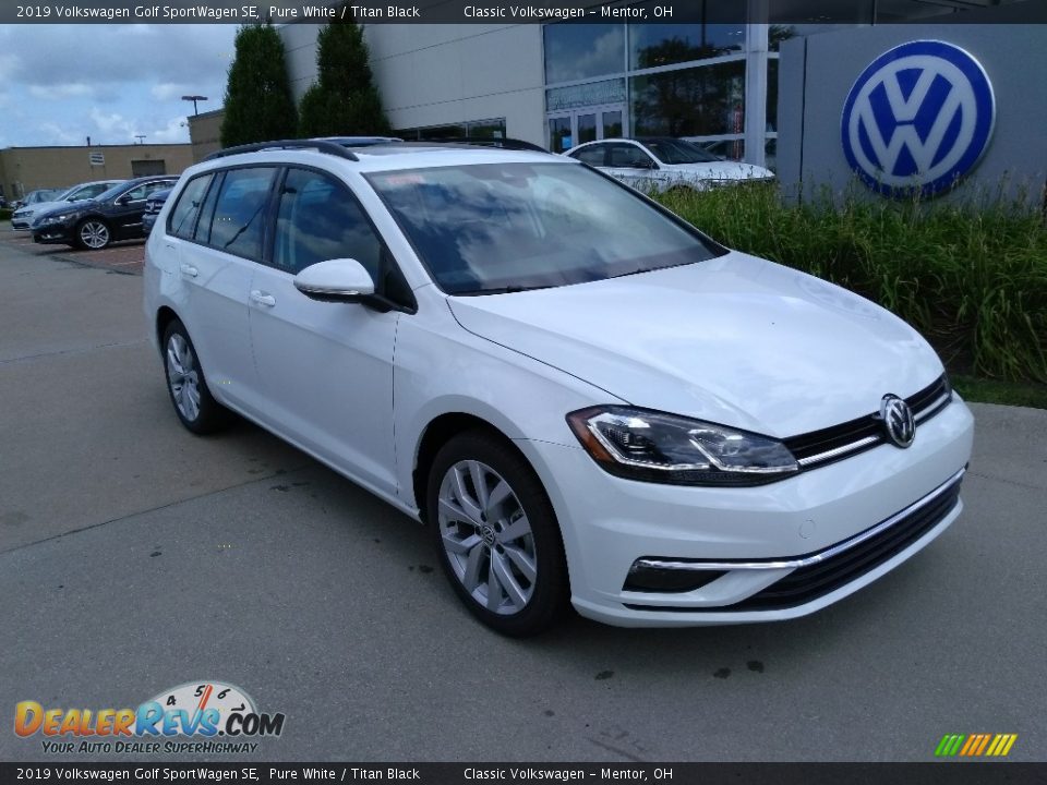Front 3/4 View of 2019 Volkswagen Golf SportWagen SE Photo #1