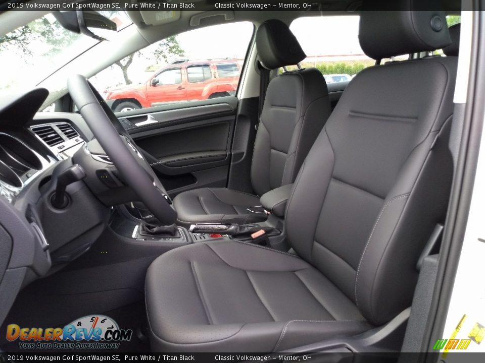 Front Seat of 2019 Volkswagen Golf SportWagen SE Photo #3