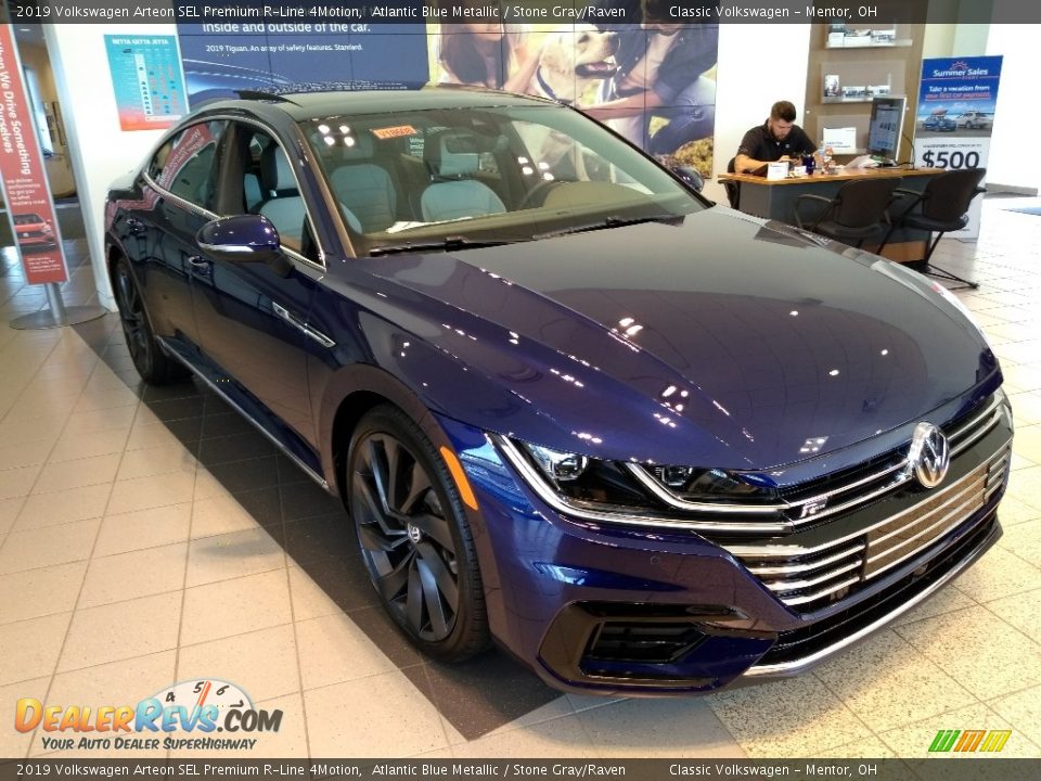 Front 3/4 View of 2019 Volkswagen Arteon SEL Premium R-Line 4Motion Photo #4