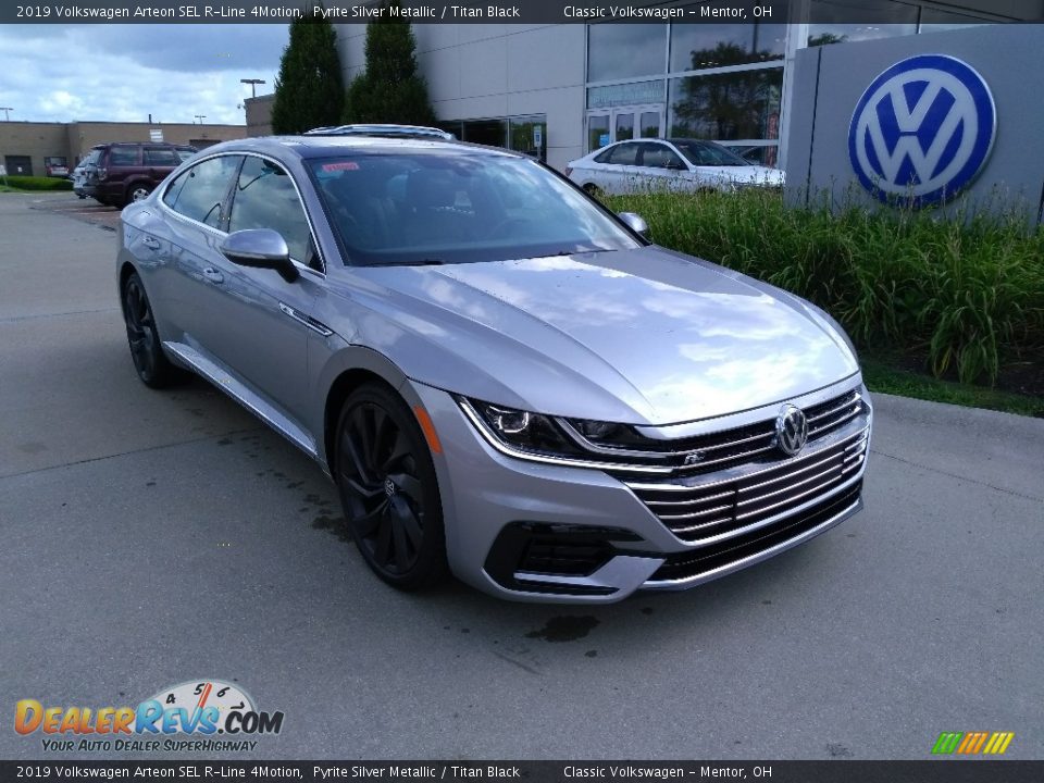 Front 3/4 View of 2019 Volkswagen Arteon SEL R-Line 4Motion Photo #1