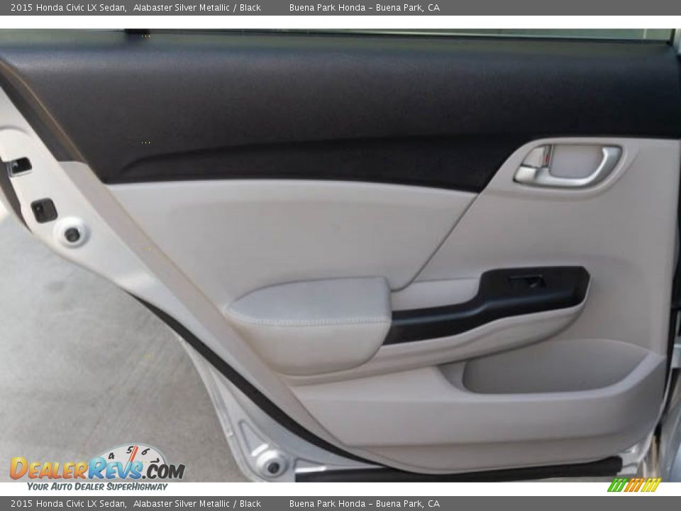 2015 Honda Civic LX Sedan Alabaster Silver Metallic / Black Photo #28