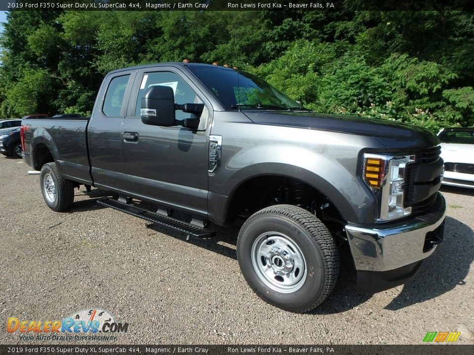 Front 3/4 View of 2019 Ford F350 Super Duty XL SuperCab 4x4 Photo #9