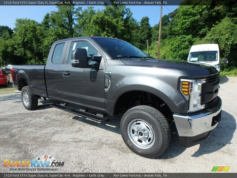 Front 3/4 View of 2019 Ford F350 Super Duty XL SuperCab 4x4 Photo #9