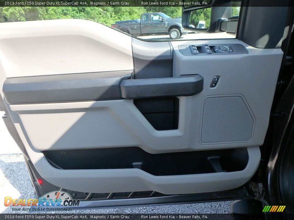 Door Panel of 2019 Ford F350 Super Duty XL SuperCab 4x4 Photo #16
