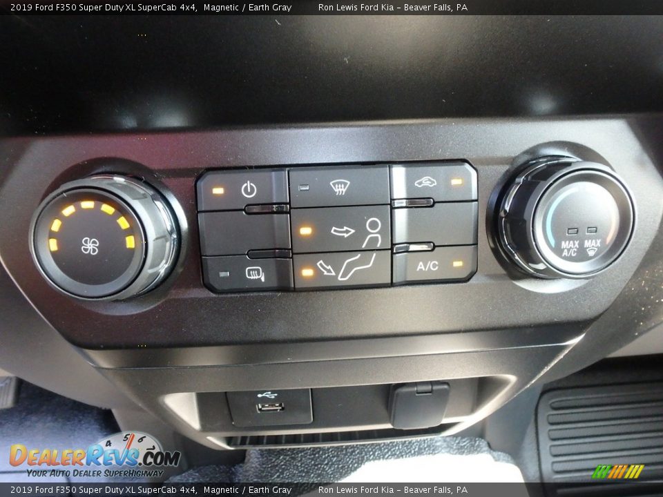 Controls of 2019 Ford F350 Super Duty XL SuperCab 4x4 Photo #19