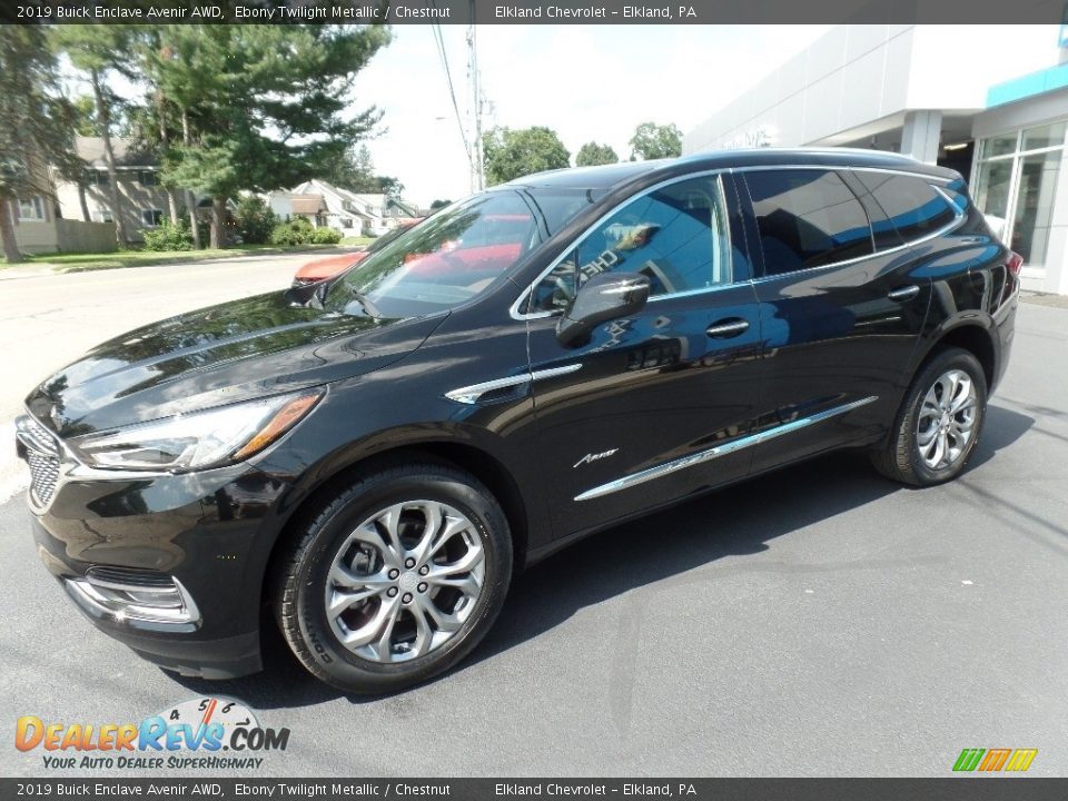 Front 3/4 View of 2019 Buick Enclave Avenir AWD Photo #5