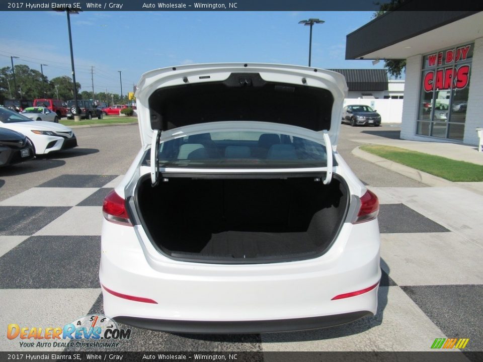 2017 Hyundai Elantra SE White / Gray Photo #5