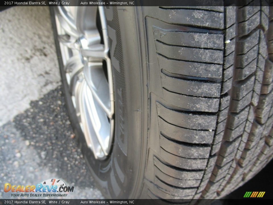 2017 Hyundai Elantra SE White / Gray Photo #8