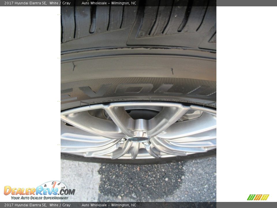 2017 Hyundai Elantra SE White / Gray Photo #9