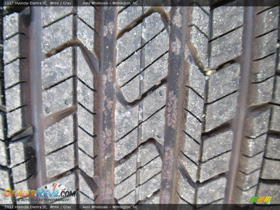 2017 Hyundai Elantra SE White / Gray Photo #10