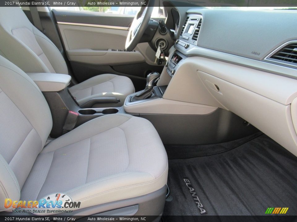 2017 Hyundai Elantra SE White / Gray Photo #13