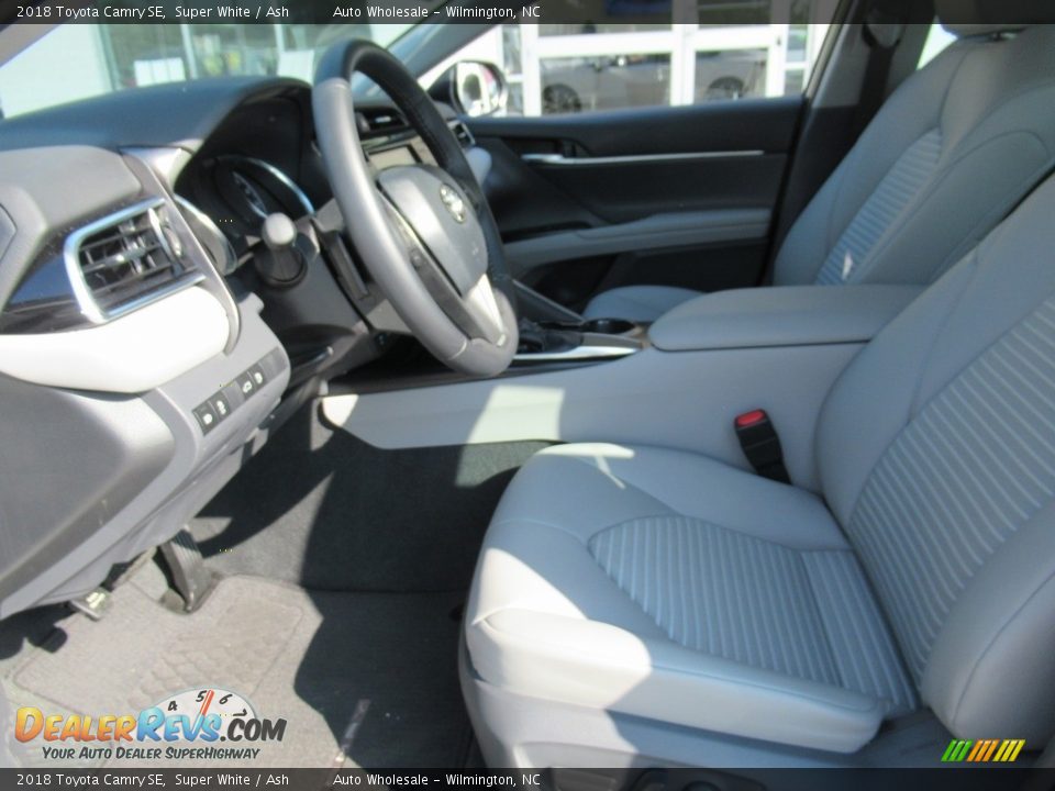 2018 Toyota Camry SE Super White / Ash Photo #10