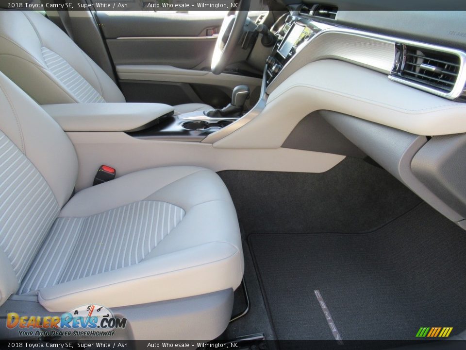2018 Toyota Camry SE Super White / Ash Photo #12