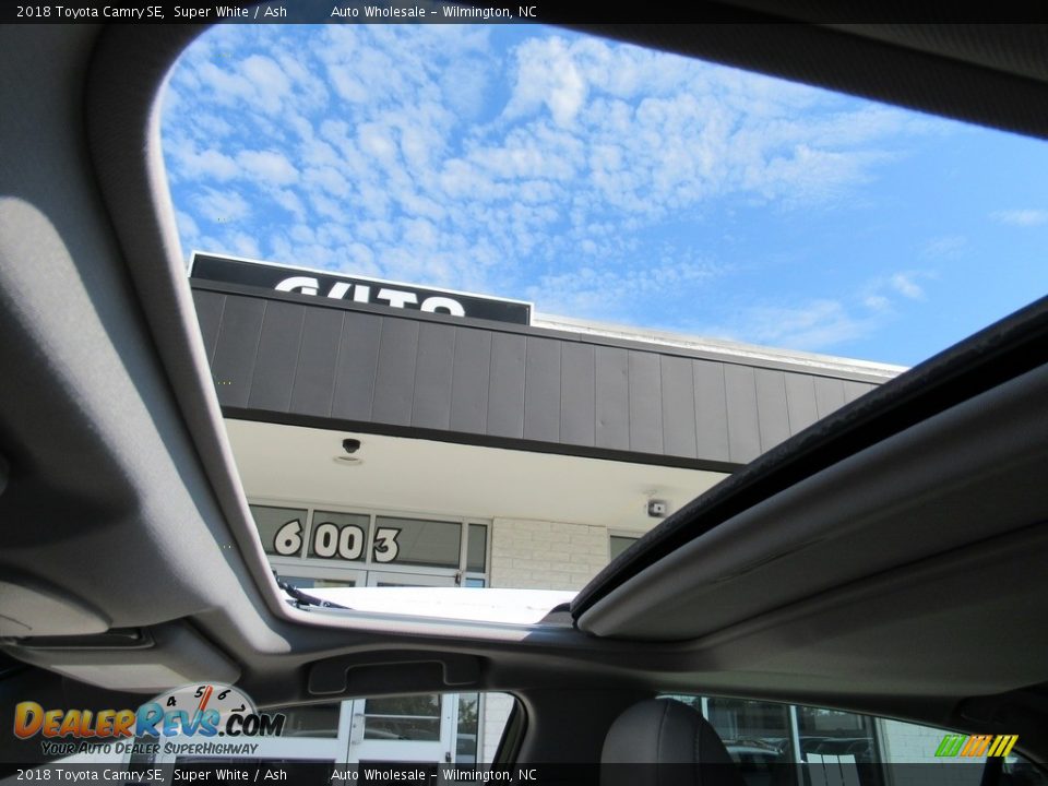 2018 Toyota Camry SE Super White / Ash Photo #14