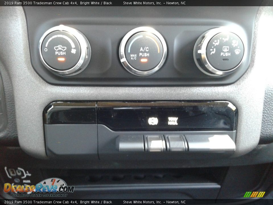 2019 Ram 3500 Tradesman Crew Cab 4x4 Bright White / Black Photo #21