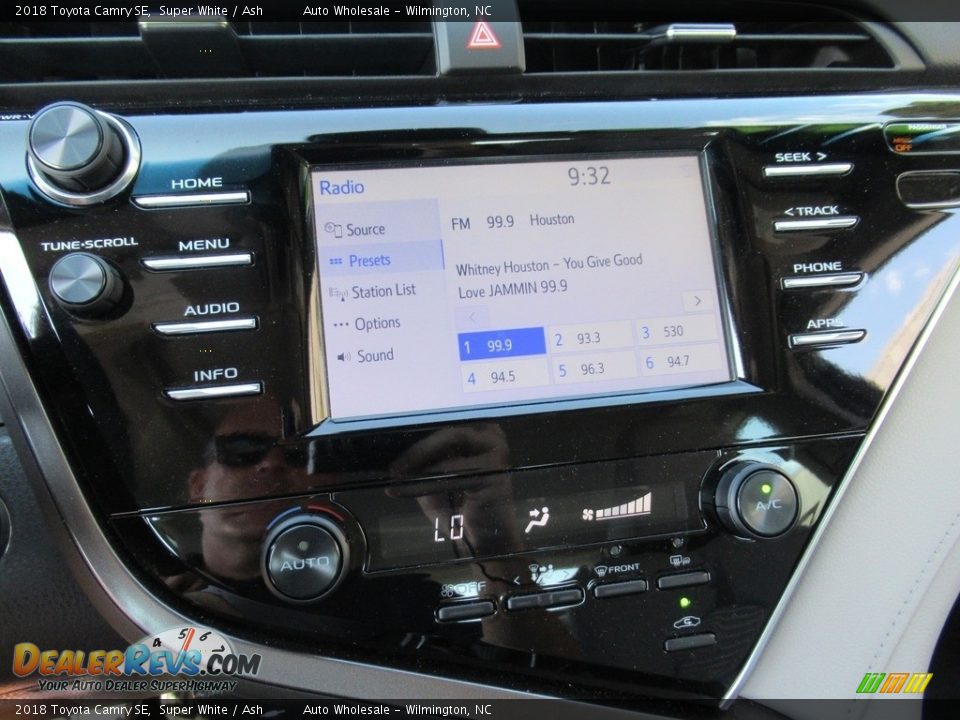 2018 Toyota Camry SE Super White / Ash Photo #17