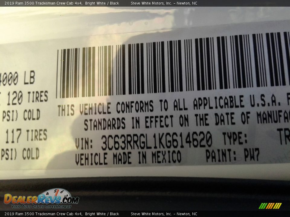 2019 Ram 3500 Tradesman Crew Cab 4x4 Bright White / Black Photo #26