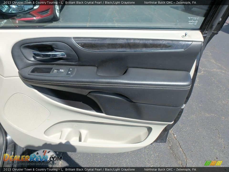 2013 Chrysler Town & Country Touring - L Brilliant Black Crystal Pearl / Black/Light Graystone Photo #6