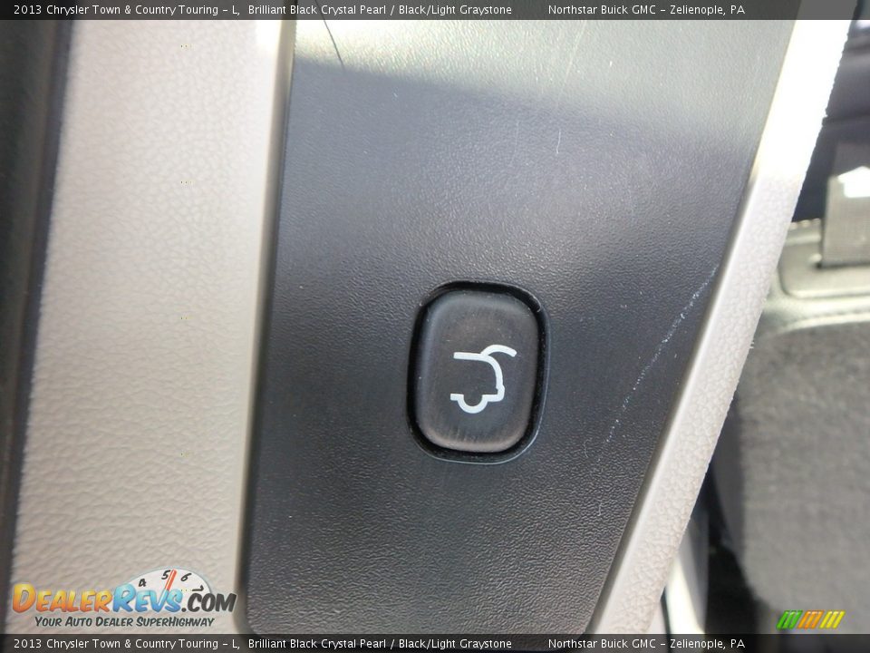 2013 Chrysler Town & Country Touring - L Brilliant Black Crystal Pearl / Black/Light Graystone Photo #11