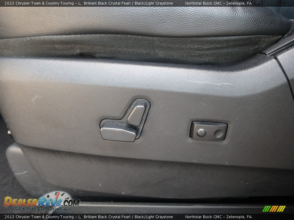 2013 Chrysler Town & Country Touring - L Brilliant Black Crystal Pearl / Black/Light Graystone Photo #16